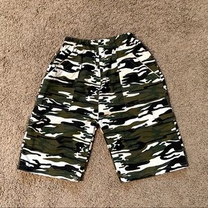 Boys Green Army Military Camouflage Shorts L (10/12)